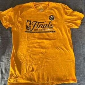 Fanatics Mens Colorado Nuggets NBA  Champions 2023 Short Sleeve t-shirt Yellow